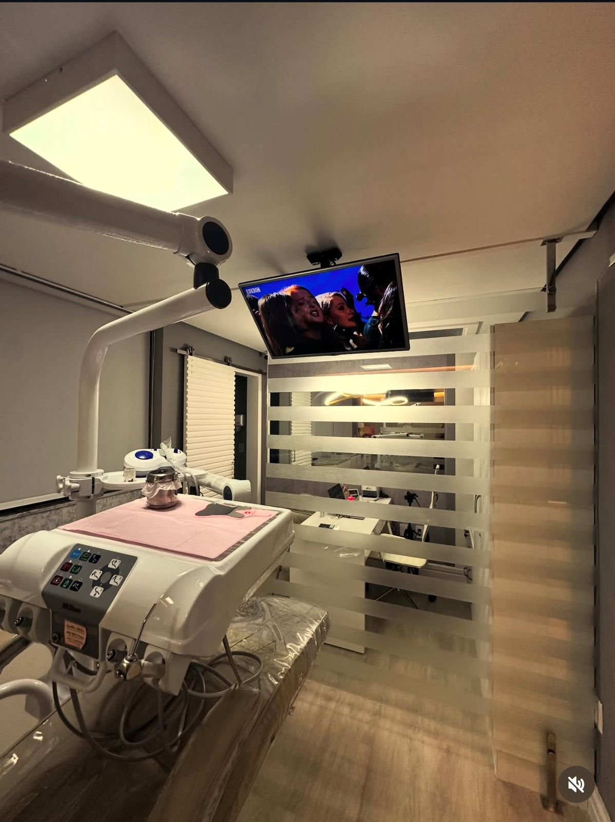 Consultório com TV no teto